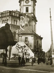 De bolsjewieken bedekken officiële gebouwen met hun kunst, St. Petersburg (sepia foto)